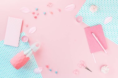 Blogger pastel pembe için şık kadınsı düzen