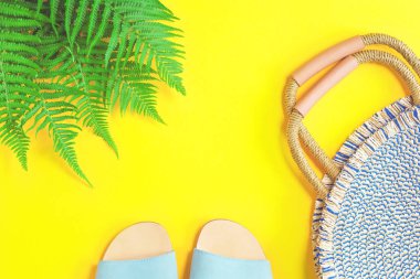 Sarı arka plan üzerinde yaz yuvarlak saman torbası