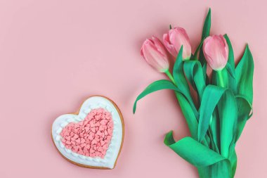 Kalp şeklinde çerez ve lale pembe