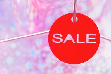 mor arka plan üzerinde alışveriş kırmızı satış etiketi