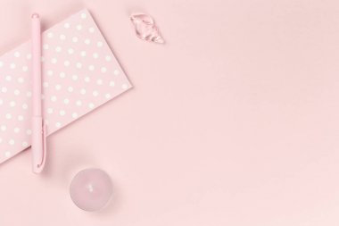 Blogger pastel pembe için şık kadınsı düzen