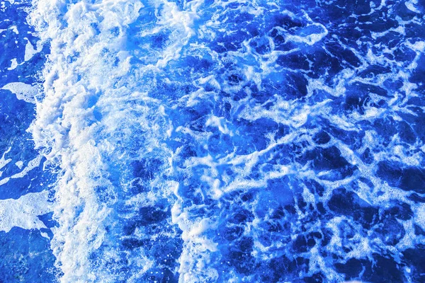Głęboko niebieskie, żywe wody morskie z pianką — Zdjęcie stockowe