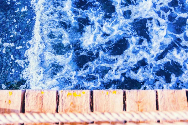 Acque profonde blu con molo di legno — Foto Stock