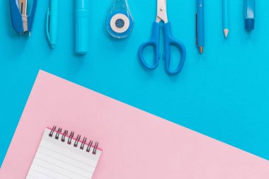 Çeşitli ofis ve okul pembe ve mavi kırtasiye