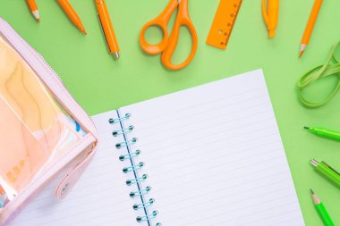 Çeşitli ofis ve okul turuncu ve yeşil kırtasiye not defteri ile