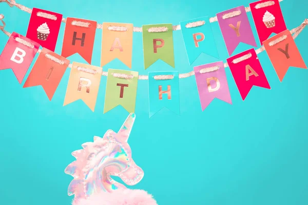 Cabeça holográfica brilhante do unicórnio e bunting feliz aniversário — Fotografia de Stock