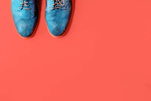 Пара блискучих блакитних черевиків на кораловому фоні — стокове фото