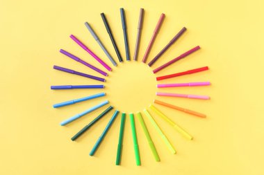 Sarı üzerinde güneş ışığı gibi renkli gökkuşağı degrade işaretleri