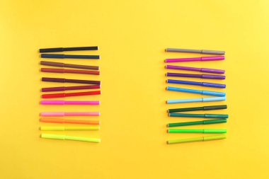 Renkli gökkuşağı degrade işaretleri sarı üzerinde satırlar