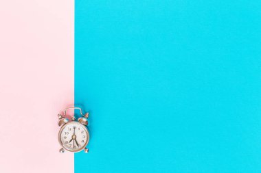 Mavi beyaz arka plan üzerinde küçük çalar saat