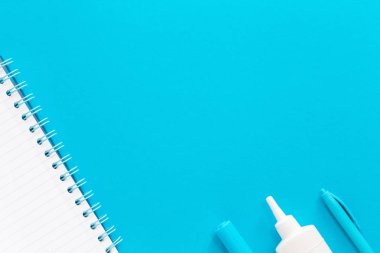 Muhtelif ofis ve okul, beyaz ve mavi kırtasiye.