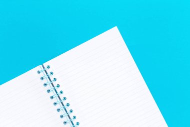 Açık spiral mavi arka planda Not defteri hüküm