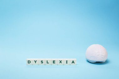 Kopya alanı ile mavi bir beyin ile disleksi kelime