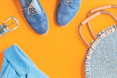 Sonbahar mavi ceket ve yuvarlak çanta ile metalik ayakkabılar