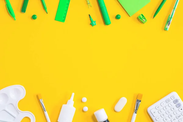 Oficina surtido y la escuela de papel naranja y verde en amarillo —  Fotos de Stock