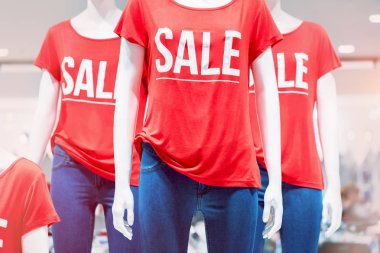 Dükkan mankenler kırmızı tshirt satış kelime