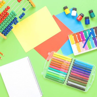 Çeşitli ofis ve okul kırtasiye düz yatıyordu yeşil