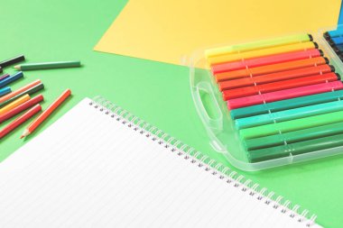 Çeşitli ofis ve okul kırtasiye düz yatıyordu yeşil