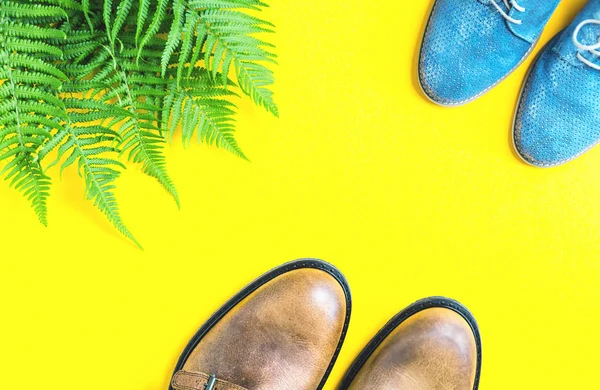 Осіннє взуття чоловіче і жіноче на жовтому тлі — стокове фото