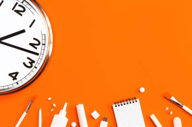 Turuncu arka plan üzerinde kırtasiye ile duvar saatparçası