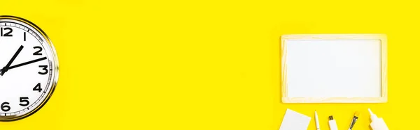 A falióra része a sárga hátterű levélpapírral — Stock Fotó
