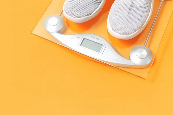 Safran sarısı tartım terazisi ile tekstil spor ayakkabı