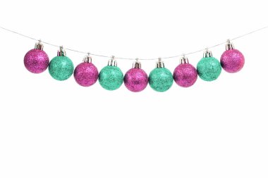 Noel yeşil ve pembe baubles çelenk beyaz izole