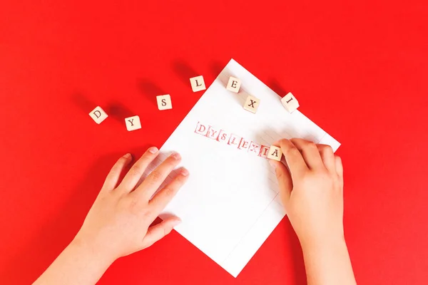 Η λέξη δυσλεξία σφραγίζεται στη σελίδα σημειωματάριο στο κόκκινο — Φωτογραφία Αρχείου