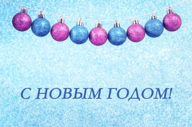 Noel baubles açık mavi glitter arka plan üzerinde çelenk
