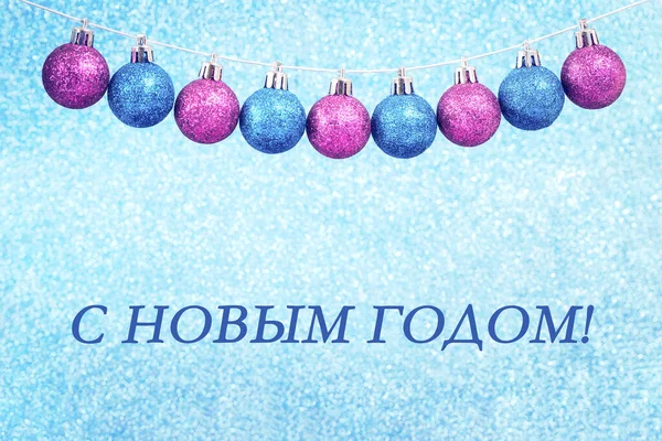 Natal bugigangas guirlanda em luz azul brilho fundo — Fotografia de Stock