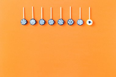 Turuncu arka planda örümceklerle dolu Cadılar Bayramı şekerleriniz kutlu olsun.