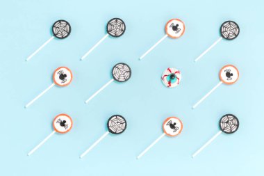 Mutlu Cadılar Bayramı sıraları, örümcek desenli lolipoplar.