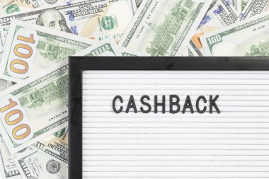 Beyaz panodaki CASHback kelimesi yüz dolarlık banknotlarla kapanıyor..