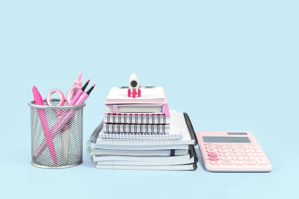 女商人 发展和成功概念横幅 粉红物品和火箭放在一堆笔记本和笔记本上放在桌子上蓝色背景上创新思维创业或Stem 复制空间 — 图库照片
