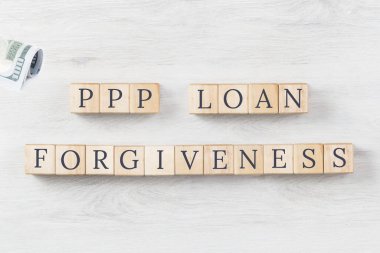 Tahta zemin üzerinde dolar rulosu ile PPP LOAN Affetme metni