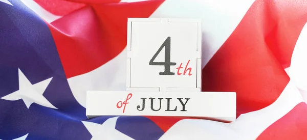 Amerikan bayrağı üzerine 4 Temmuz metni. Bağımsızlık Gününüz kutlu olsun. Yıldızlar ve çizgiler. Uzayı kopyala Pankart