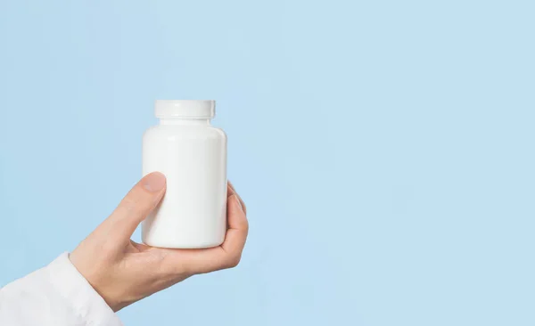 Hand Van Vrouwelijke Arts Houdt Witte Pillen Tabletten Pot Mockup — Stockfoto