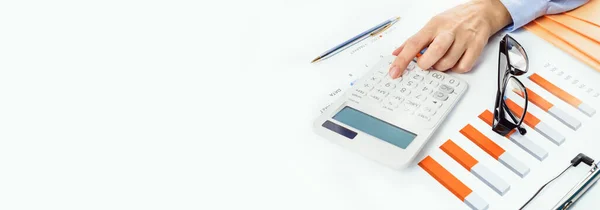 Finans ve iş konsepti. Finansal grafiklerde hesap makinesiyle el, gözlüklü ya da gözlüklü. Muhasebe bütçesi ya da piyasa analizi. Ev ekonomisi. Sancak kopyalama alanı.