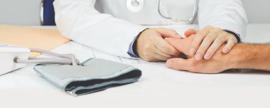 Kadın doktor hastaların elini tutuyor. İlaç pankartı. Destekle