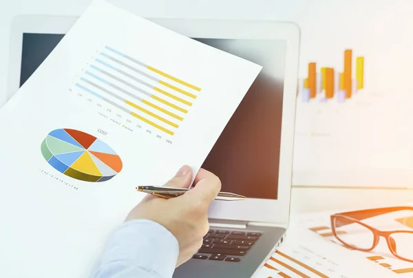 Finanza Business Concept Mano Puntando Grafico Statistico Calcolatrice Grafici Finanziari — Foto Stock