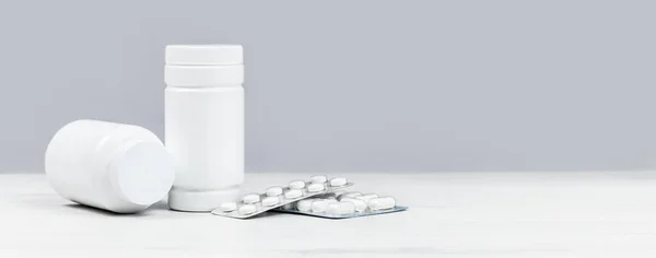 Witte tabletten en capsules blisterverpakkingen en potten. Geneeskunde. Farmacie van vitaminen — Stockfoto