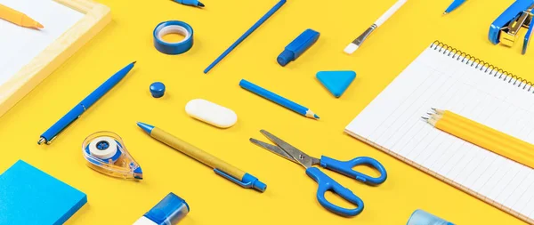 Oficina Surtido Escuela Papelería Blanca Azul Sobre Fondo Amarillo Brillante —  Fotos de Stock