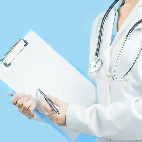 Médica Caucasiana Uniforme Branco Apontando Para Área Transferência Branco Medicina — Fotografia de Stock