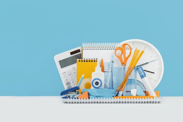 一组办公用品和学校的黄色和蓝色文具放在桌子上 用于返回学校或教育和手工艺概念的横幅 钟表和计算器有选择的重点 复制空间 — 图库照片