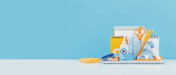 Ofis grubu ve okul sarı ve mavi kırtasiye masasında. Okula dönüş ya da eğitim ve zanaat konsepti. Seçici odaklanma. Boşluğu kopyala