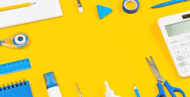 Parlak sarı arka planda çeşitli ofis ve okul beyaz ve mavi kırtasiye sınırları. Okula dönmek ya da eğitim ve zanaat konsepti için örgütlenmiş. Seçici odaklanma. Pankart. Boşluğu kopyala