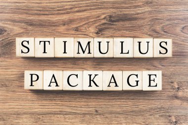 Tahta bloklar üzerine uyarılmış ödeme metni. Uyarıcı paket kavramı