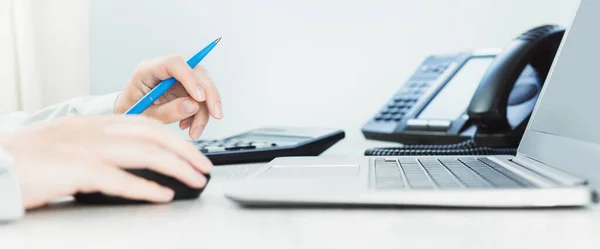 Wirtschaft Und Kommunikation Taschenrechner Und Voip Telefon Büro Hautnah Finanzgrafik — Stockfoto