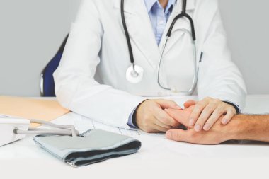 Kadın doktor erkek hastaların elini tutuyor ve rahatlatıyor. İlaç pankartı. Destek ve şefkat kavramı. Tansiyon ölçer. Hipertansiyon durumu. Sağlık Hizmetleri