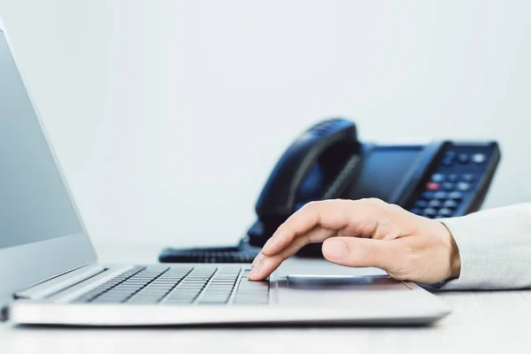 Zaken Communicatie Vrouwelijke Hand Voip Telefoon Het Kantoor Financiële Grafieken — Stockfoto